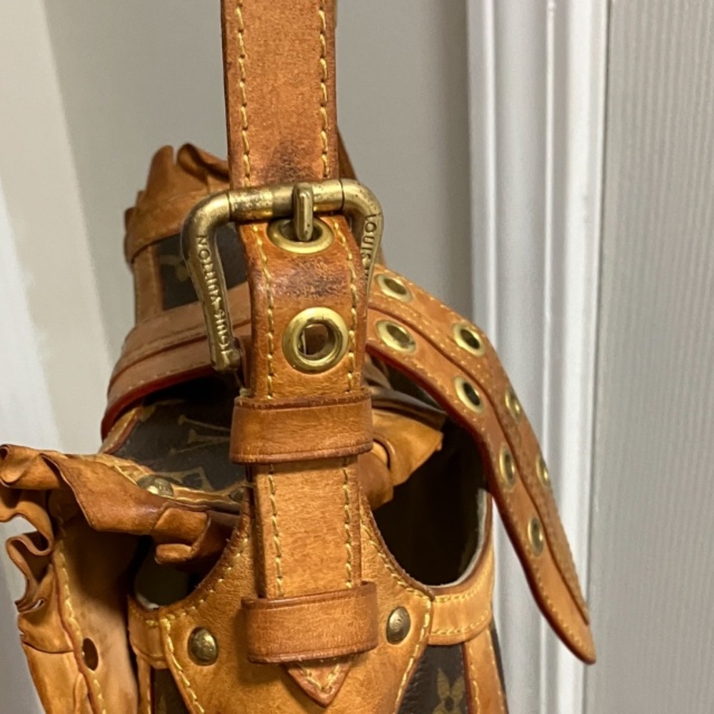 Authentic Louis Vuitton Leonor. Extra Strap Included. - Picture 8 of 10